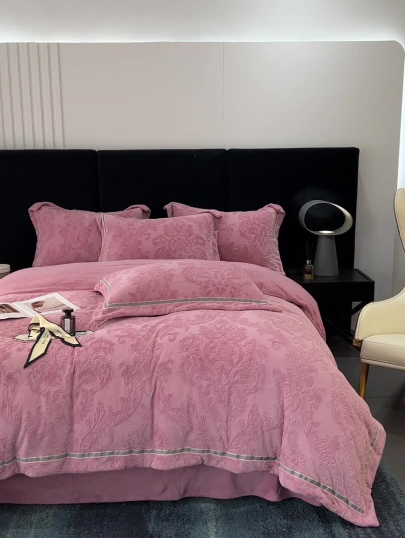 91家纺网 家纺一手货源 找家纺 榻尚2023新260克全消光高端浮雕绒四件套 瑞丽-魅粉