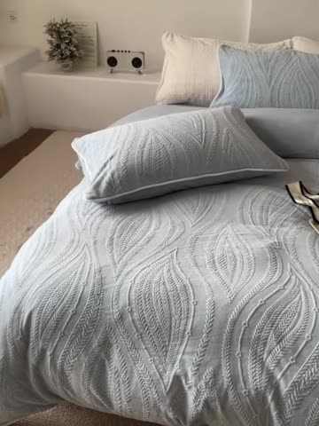 91家纺网 家纺一手货源 找家纺 源启生活 2022冬季新品立体雕花牛奶绒嵌绳款四件套 湖蓝