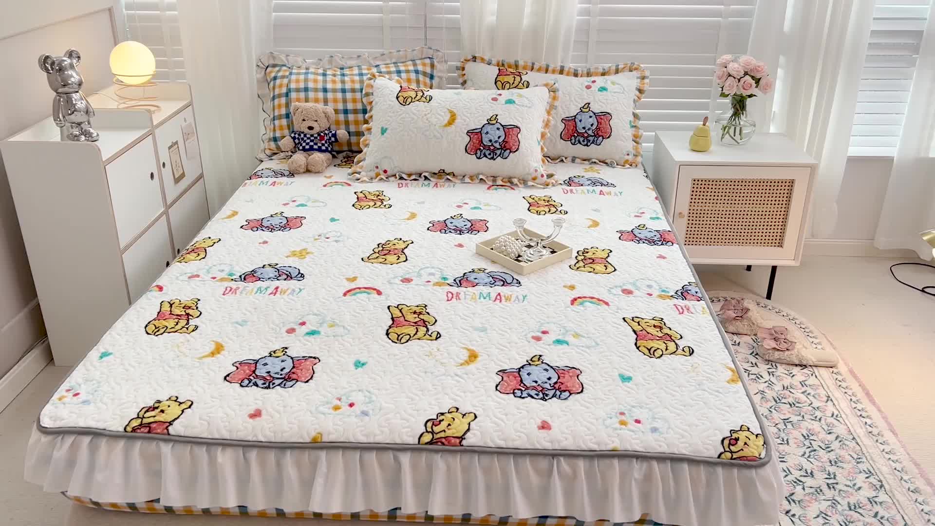 91家纺网 家纺一手货源 找家纺 金丝鸟 2022新款迪士尼系列夹棉绗缝牛奶绒花边床笠 小飞象