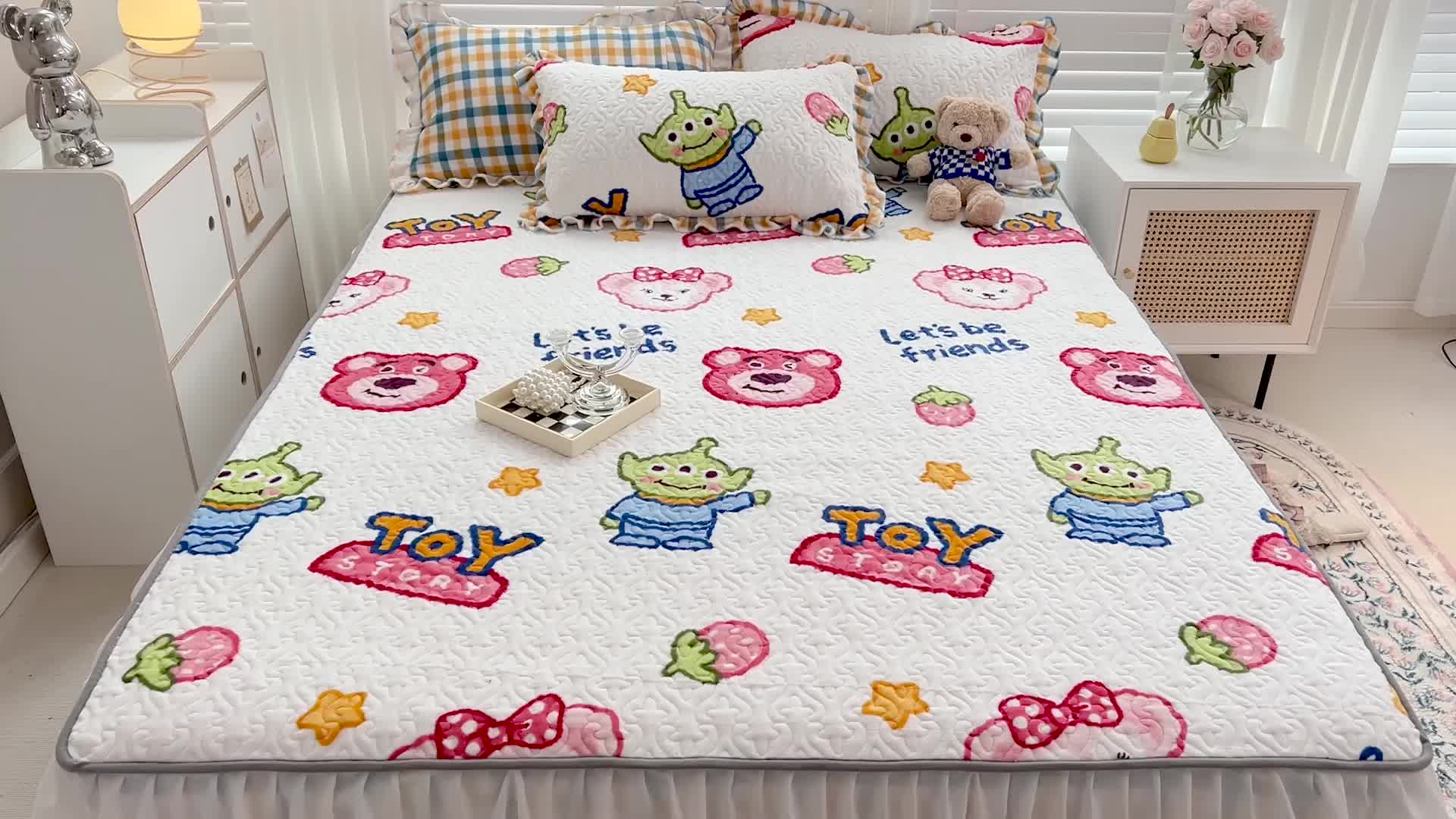 91家纺网 家纺一手货源 找家纺 金丝鸟 2022新款迪士尼系列夹棉绗缝牛奶绒花边床笠 外星人