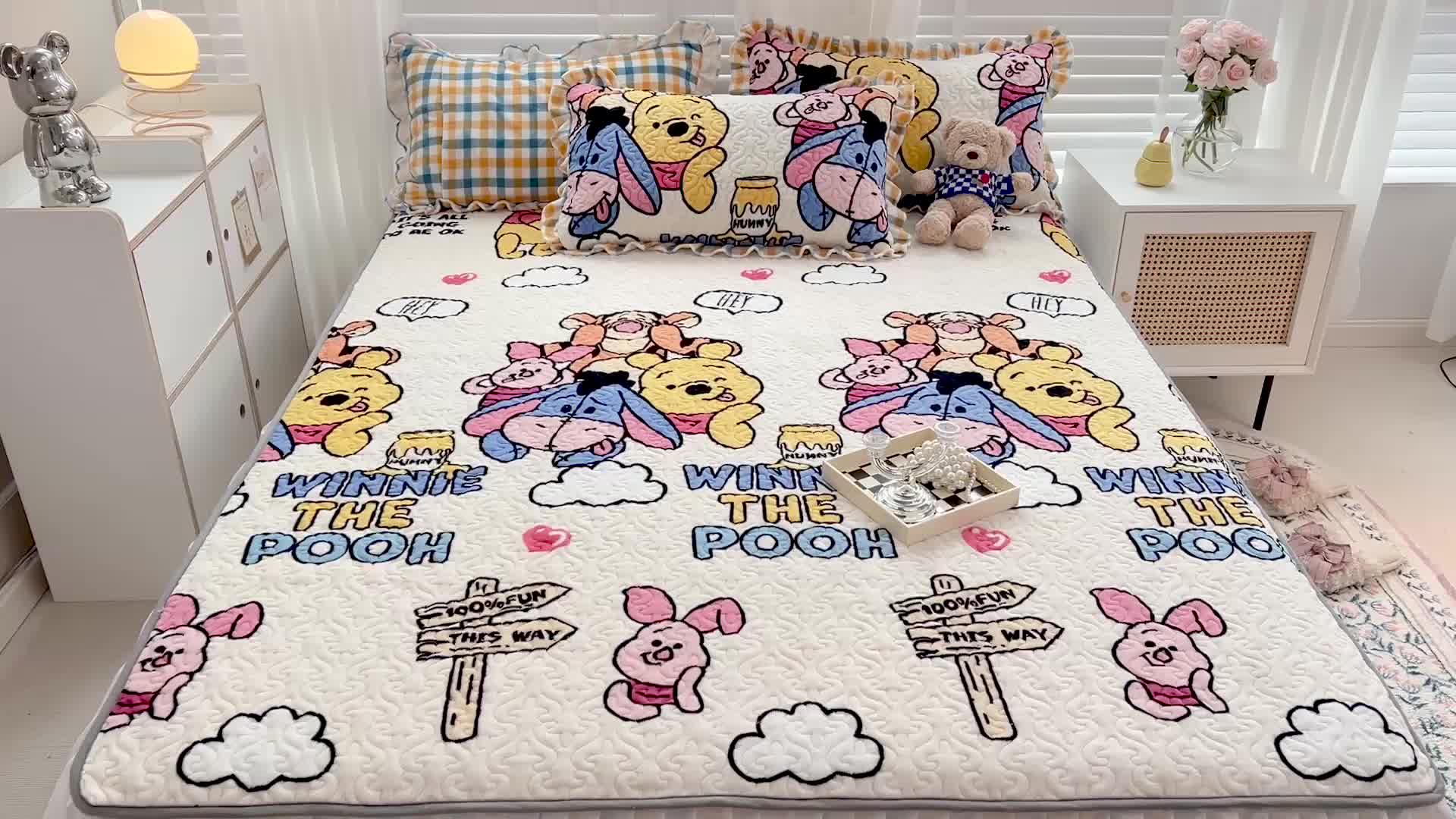 91家纺网 家纺一手货源 找家纺 金丝鸟 2022新款迪士尼系列夹棉绗缝牛奶绒花边床笠 甜蜜动物园