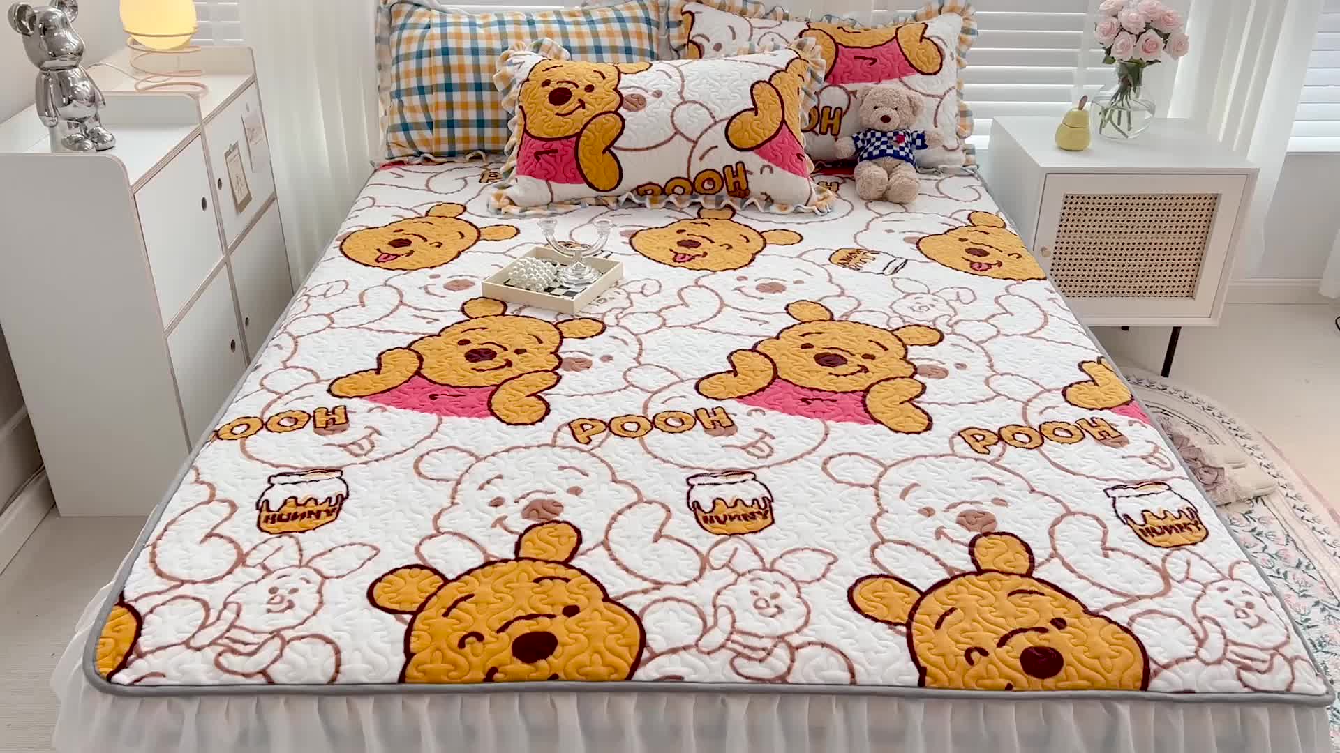 91家纺网 家纺一手货源 找家纺 金丝鸟 2022新款迪士尼系列夹棉绗缝牛奶绒花边床笠 蜜糖维尼