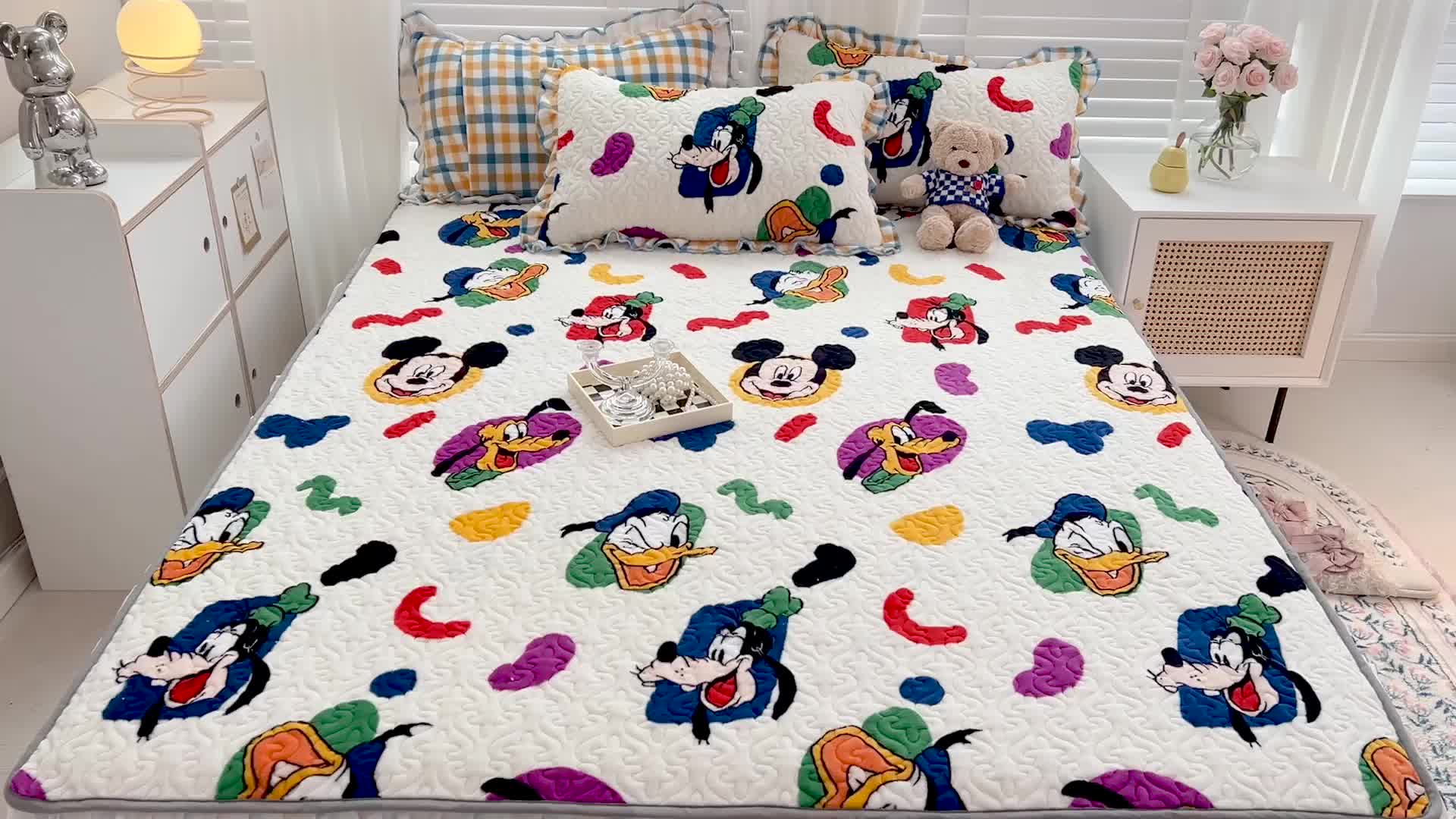 91家纺网 家纺一手货源 找家纺 金丝鸟 2022新款迪士尼系列夹棉绗缝牛奶绒花边床笠 米奇唐老鸭