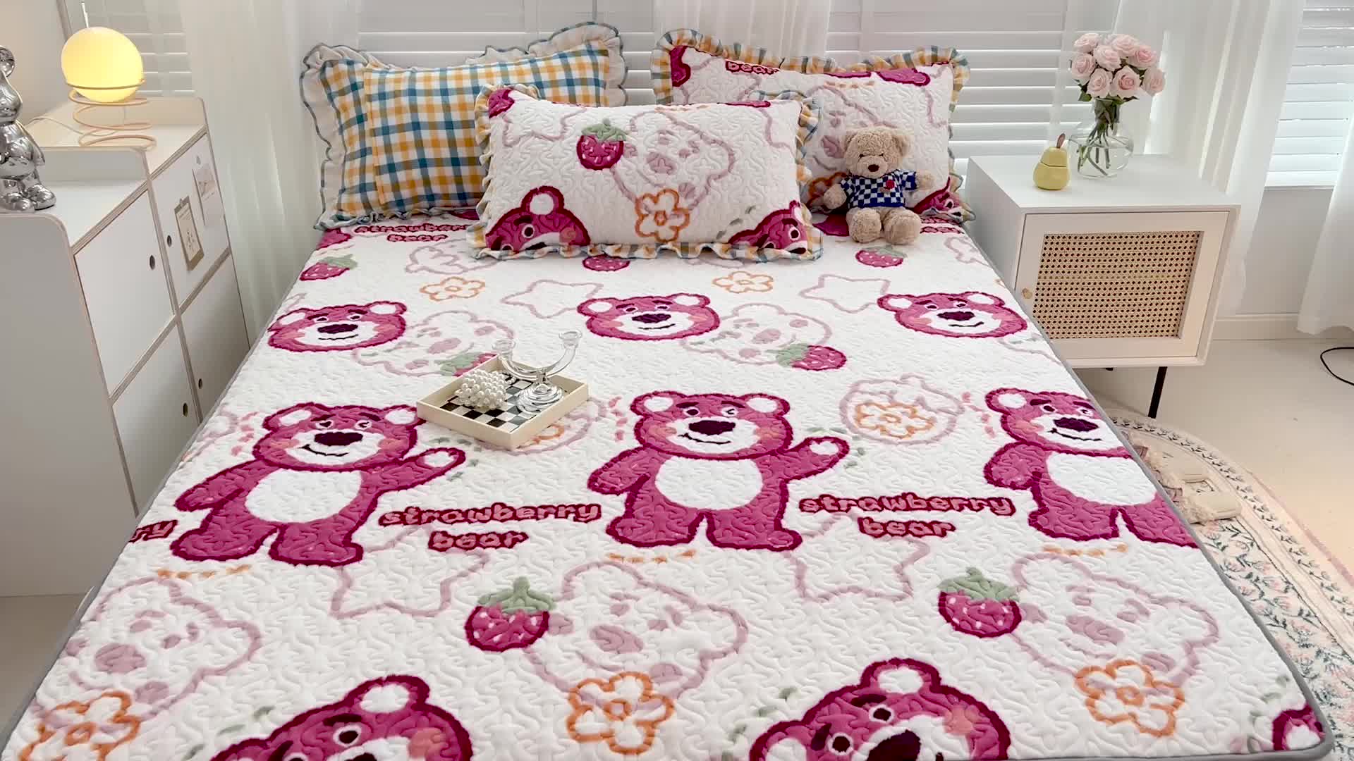 91家纺网 家纺一手货源 找家纺 金丝鸟 2022新款迪士尼系列夹棉绗缝牛奶绒花边床笠 草莓熊