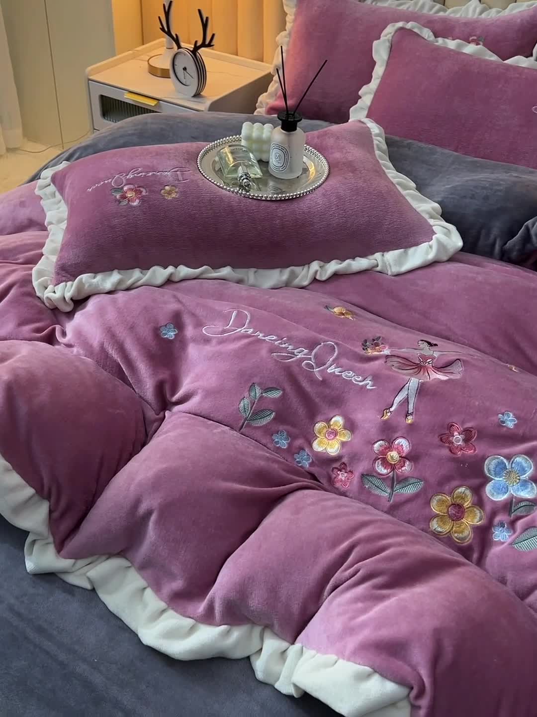 91家纺网 家纺一手货源 找家纺 芃成 2022新款加厚保暖牛奶绒绣花四件套 芭蕾女孩  玫瑰紫