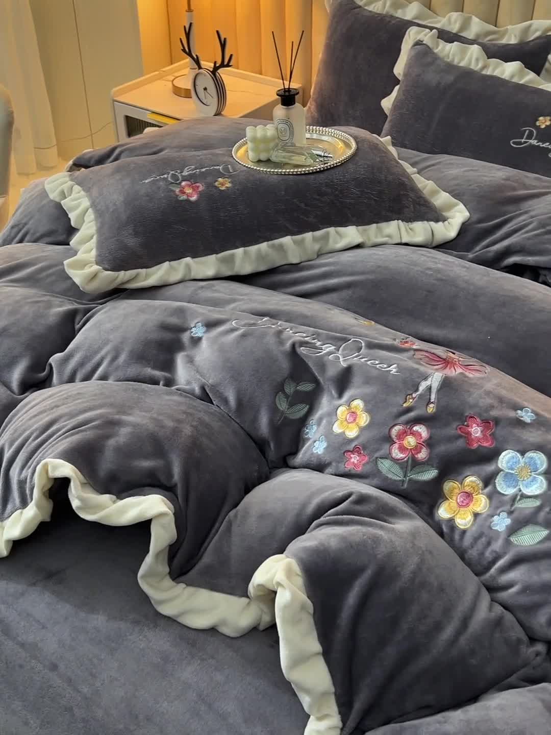 91家纺网 家纺一手货源 找家纺 芃成 2022新款加厚保暖牛奶绒绣花四件套 芭蕾女孩  紫灰