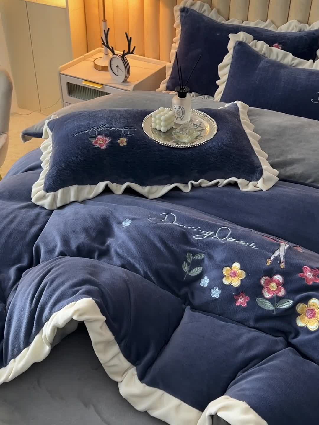 91家纺网 家纺一手货源 找家纺 芃成 2022新款加厚保暖牛奶绒绣花四件套 芭蕾女孩 宝石蓝