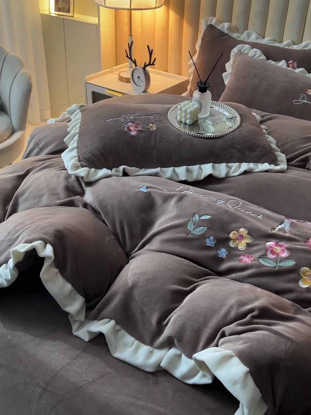 91家纺网 家纺一手货源 找家纺 芃成 2022新款加厚保暖牛奶绒绣花四件套 芭蕾女孩 奶咖