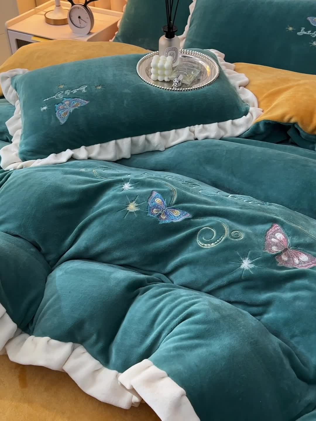 91家纺网 家纺一手货源 找家纺 芃成 2022新款加厚保暖牛奶绒绣花四件套 蝶舞  宾利兰