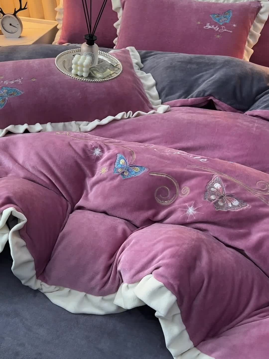 91家纺网 家纺一手货源 找家纺 芃成 2022新款加厚保暖牛奶绒绣花四件套 蝶舞  豆沙