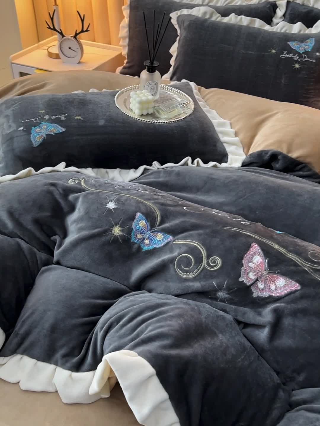 91家纺网 家纺一手货源 找家纺 芃成 2022新款加厚保暖牛奶绒绣花四件套 蝶舞  高级灰