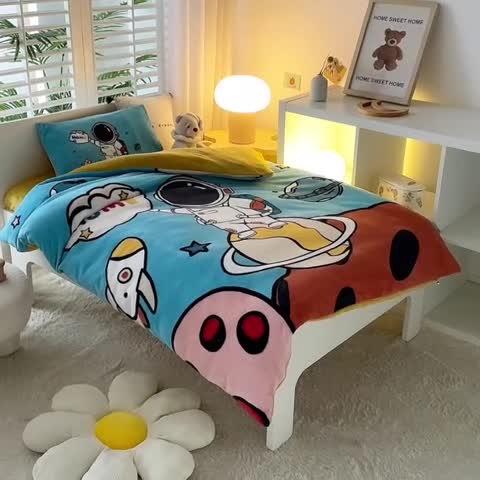 91家纺网 家纺一手货源 找家纺 鱼宝 2022新款大版牛奶绒婴童套件 快乐星球蓝