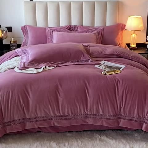 91家纺网 家纺一手货源 找家纺 冬天撸猫感牛奶绒床上四件套双面保暖珊瑚绒镂空边被套爱丽少女粉