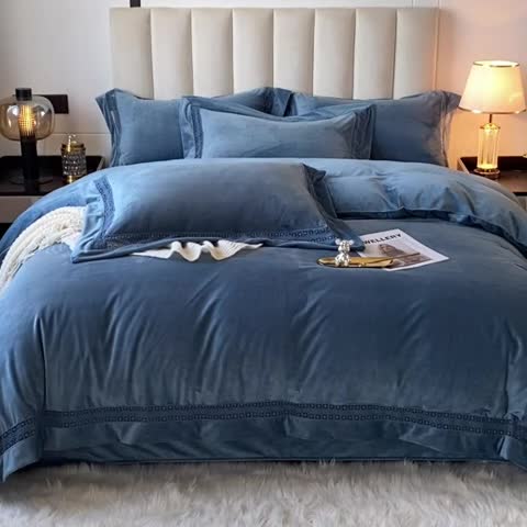 91家纺网 家纺一手货源 找家纺 冬天撸猫感牛奶绒床上四件套双面保暖珊瑚绒镂空边被套爱丽雾霾蓝