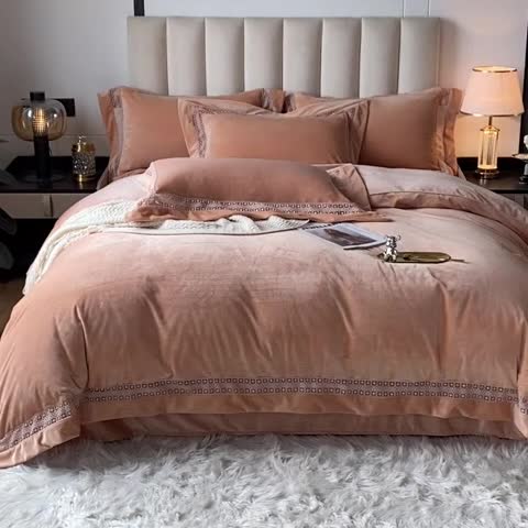 91家纺网 家纺一手货源 找家纺 冬天撸猫感牛奶绒床上四件套双面保暖珊瑚绒镂空边被套爱丽贵妃玉