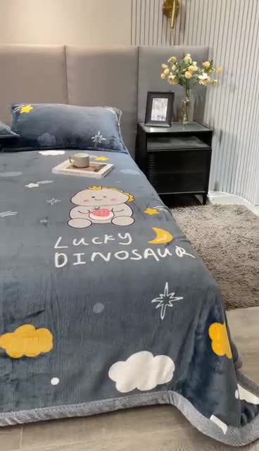 91家纺网 家纺一手货源 找家纺 雅萱 2024新款菠萝格牛奶绒包边毛毯 草莓恐龙