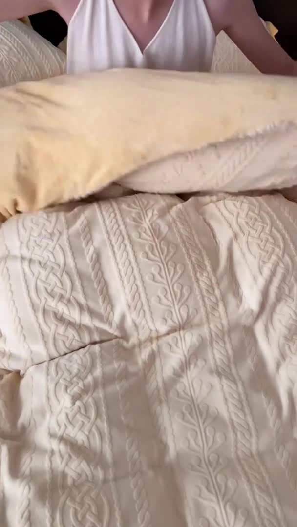 91家纺网 家纺一手货源 找家纺 梦享生活 2022新款牛奶雕花绒四件套 花枝-奶黄