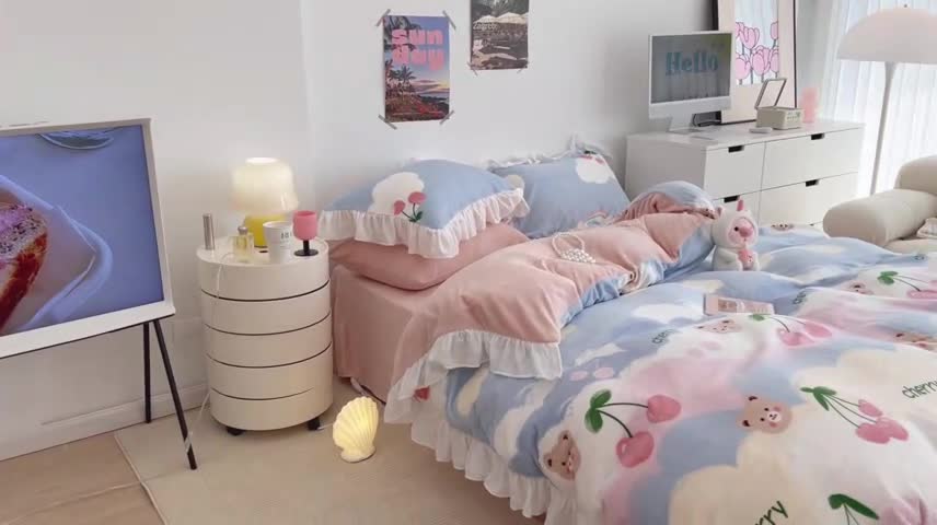 91家纺网 家纺一手货源 找家纺 昔可 2022新款花边牛奶绒四件套 彩虹樱桃熊