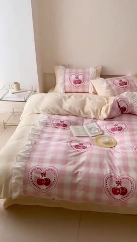 91家纺网 家纺一手货源 找家纺 昔可 2022新款数码印花花边款牛奶绒四件套 粉格樱桃