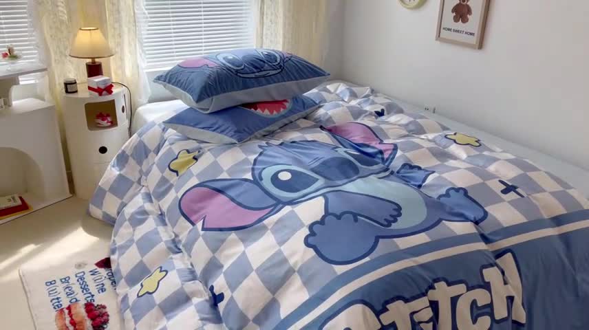 91家纺网 家纺一手货源 找家纺 昔可 2022新款迪士尼大版宝宝牛奶绒四件套 你好史迪仔