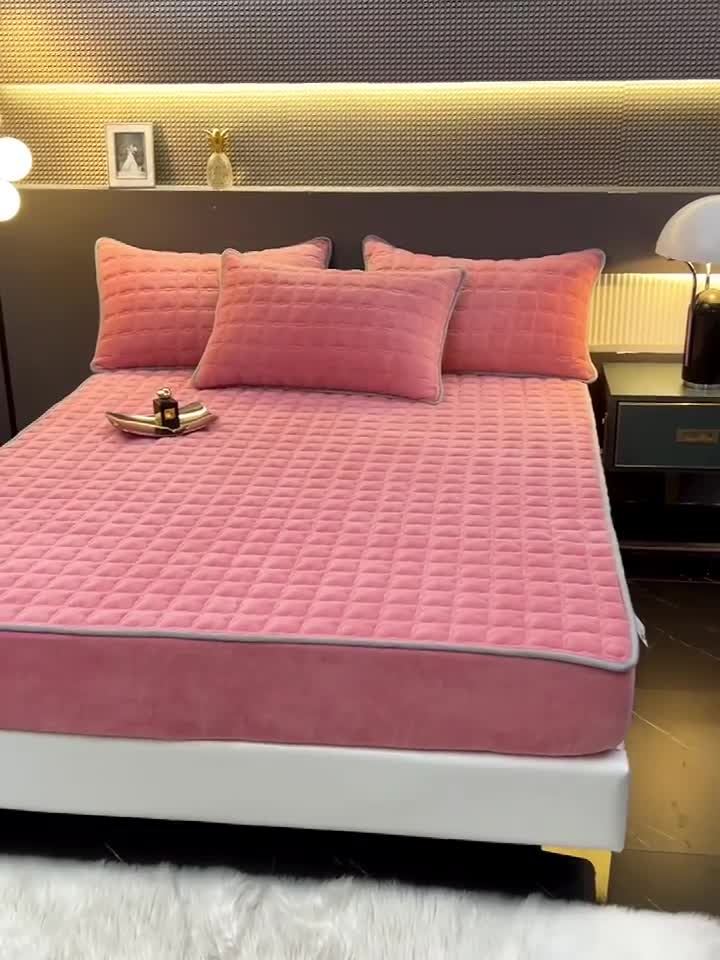 91家纺网 家纺一手货源 找家纺 2025啊雅家居新款单品牛奶绒夹棉床笠 粉色