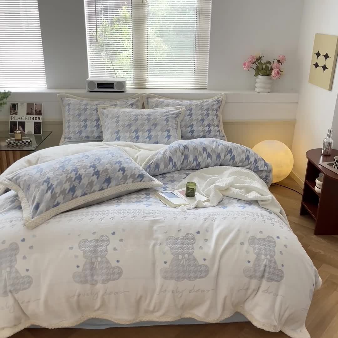 91家纺网 家纺一手货源 找家纺 琪格格纺织 2023新品雕花牛奶绒VS兔兔绒四件套 千小格小熊-蓝