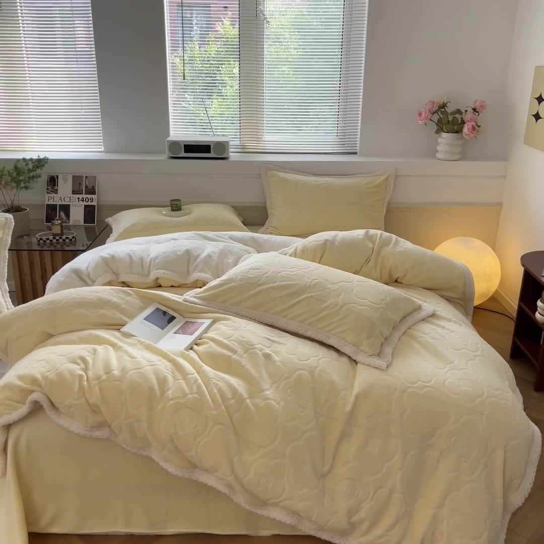 91家纺网 家纺一手货源 找家纺 琪格格纺织 2023新品雕花牛奶绒VS兔兔绒四件套 雕花小熊-奶油黄