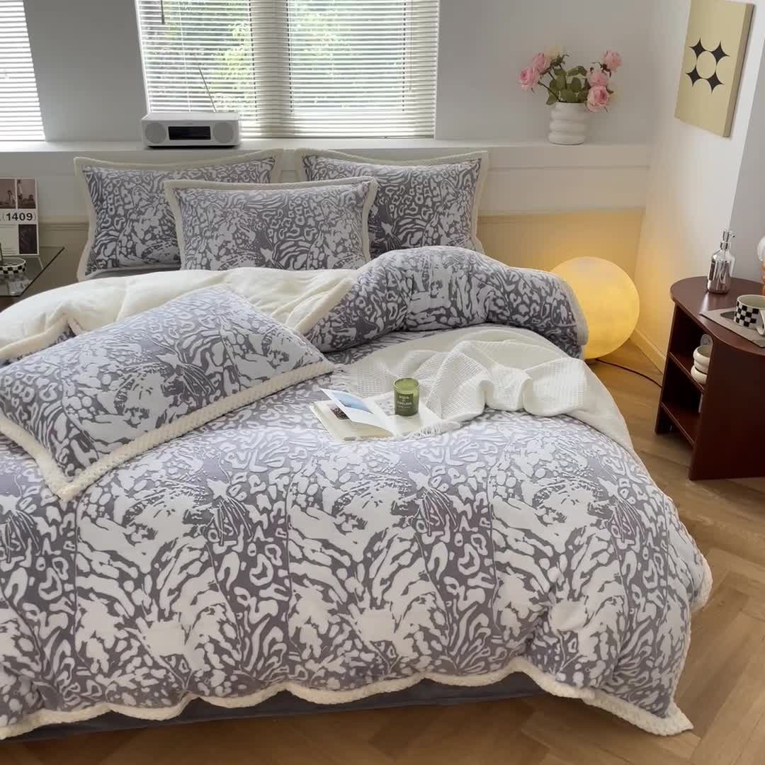 91家纺网 家纺一手货源 找家纺 琪格格纺织 2023新品雕花牛奶绒VS兔兔绒四件套 大豹子灰