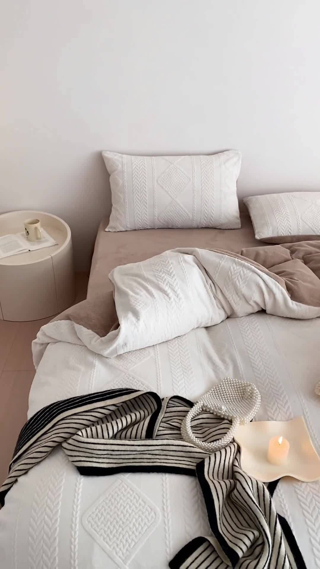 91家纺网 家纺一手货源 找家纺 梦享生活 新款加厚牛奶雕花绒四件套 菱形格-白（普通款）