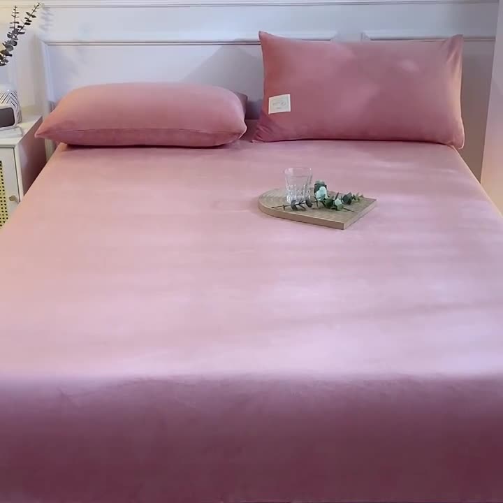 91家纺网 家纺一手货源 找家纺 2025啊雅家居新款牛奶绒全包床笠 粉色