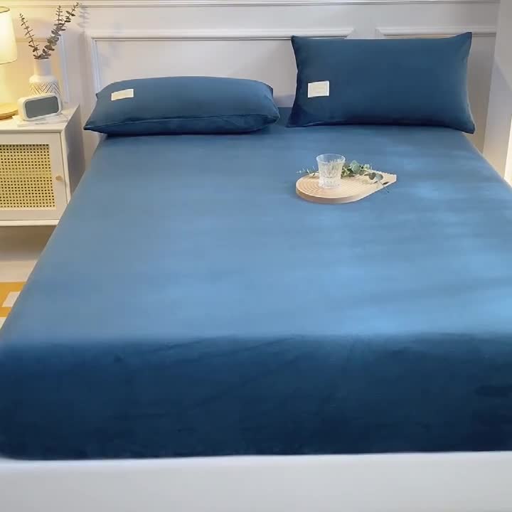 91家纺网 家纺一手货源 找家纺 2025啊雅家居新款牛奶绒全包床笠 蓝色