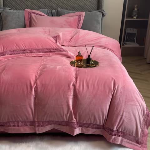 91家纺网 家纺一手货源 找家纺 榻尚 新款新款婴儿绒牛奶绒纯色镂空高端绒四件套 暖冬粉