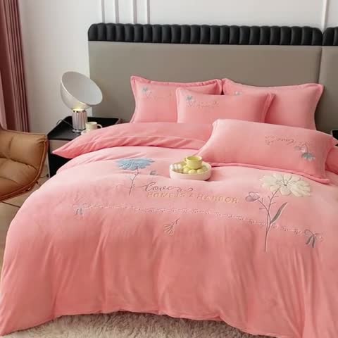 91家纺网 家纺一手货源 找家纺 靓生活 2022新款纯色牛奶绒绣花小清新床裙四件套-初遇 藕粉