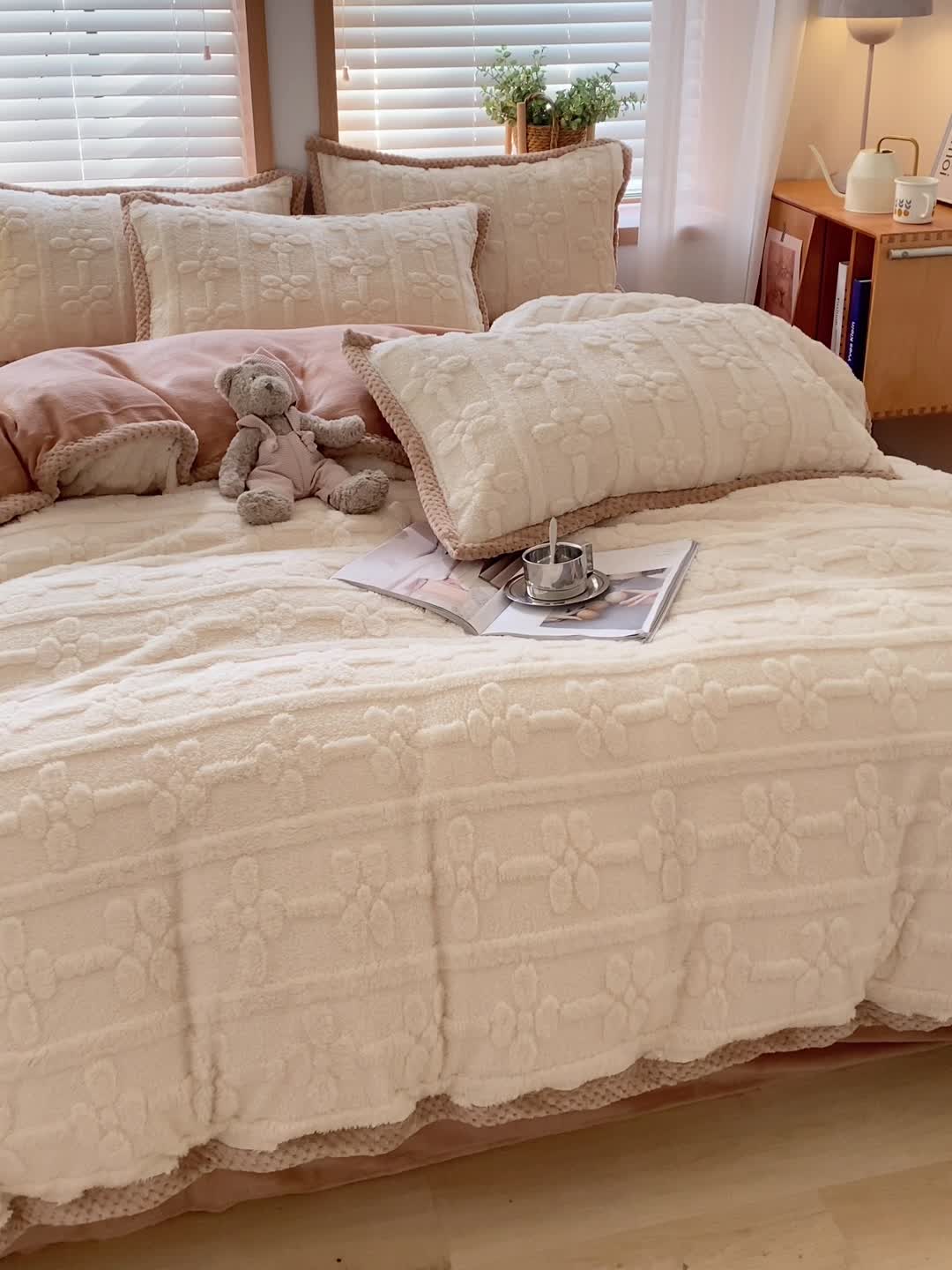 91家纺网 家纺一手货源 找家纺 蜜柚2024新款四叶草系列提花塔芙绒四件套四件套四叶草-奶白