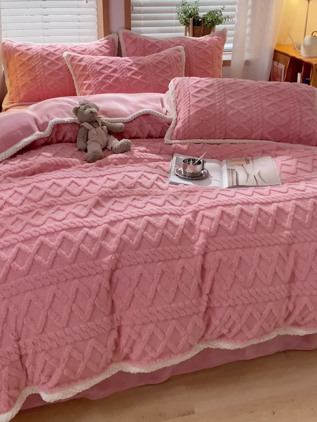 91家纺网 家纺一手货源 找家纺 蜜柚2024新款四叶草系列提花塔芙绒四件套 菱形格-豆粉