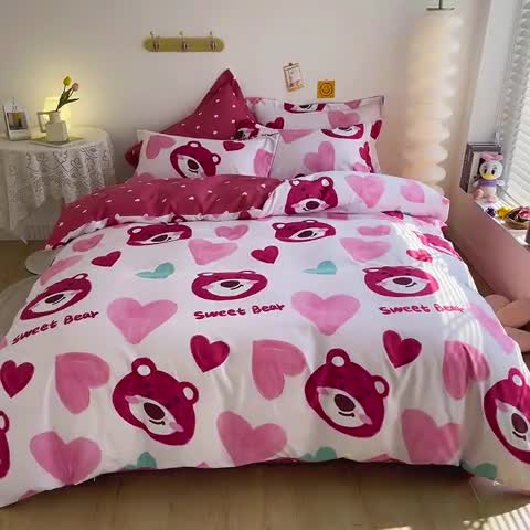 91家纺网 家纺一手货源 找家纺 小芽 迪士尼植物羊绒四件套 爱心草莓熊