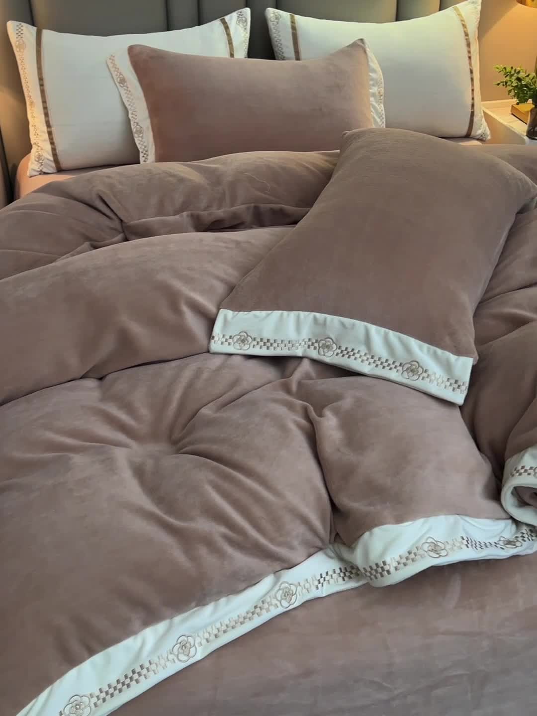 91家纺网 家纺一手货源 找家纺 绒世界 2024新款牛奶绒香斐系列四件套 香草咖