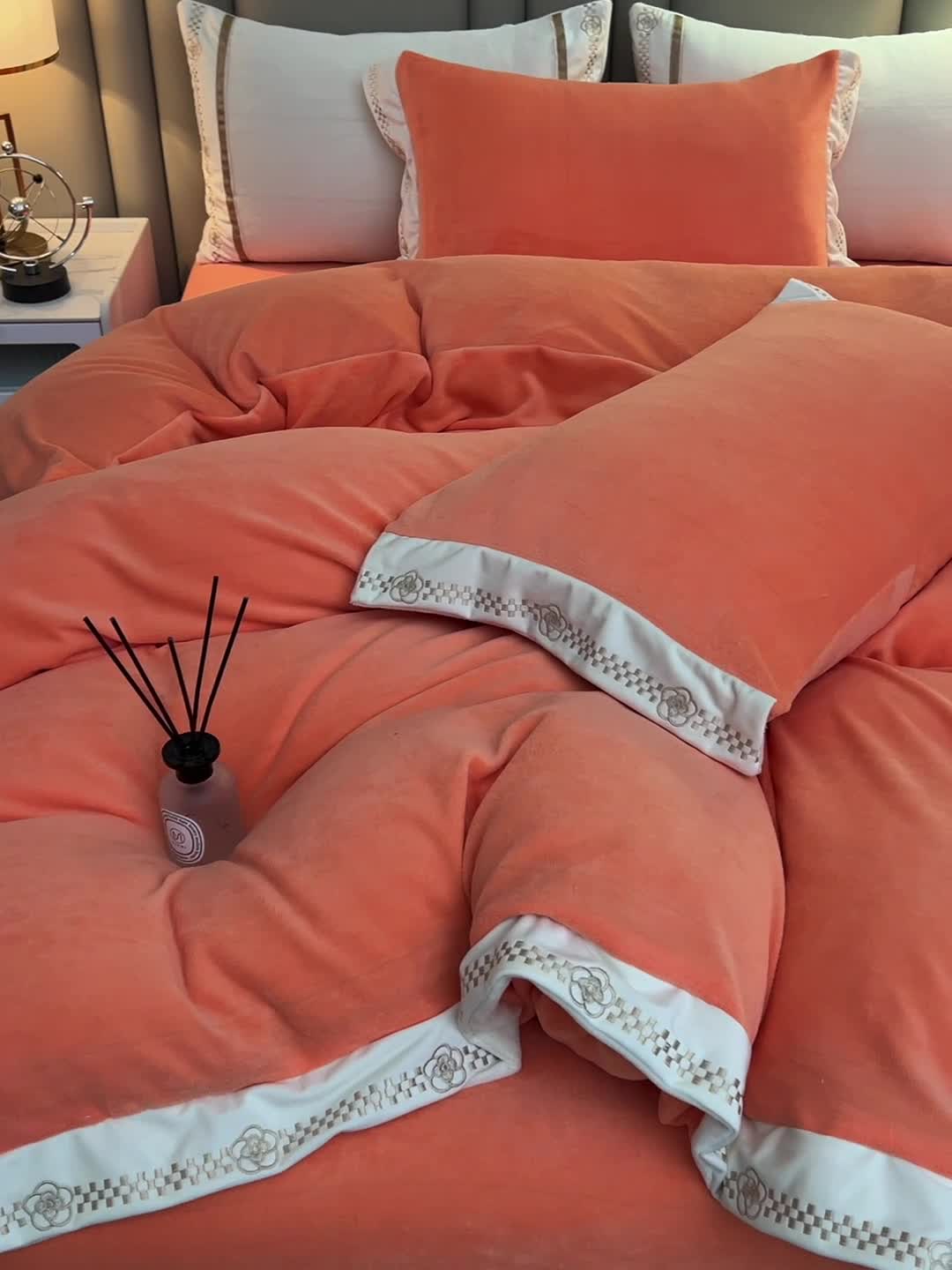 91家纺网 家纺一手货源 找家纺 绒世界 2024新款牛奶绒香斐系列四件套 爱马橙