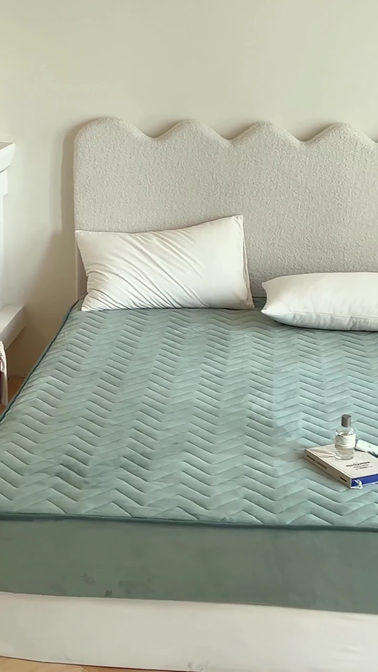 91家纺网 家纺一手货源 找家纺 三味舒屋 2024新款230g牛奶绒夹棉床笠 波浪碳绿