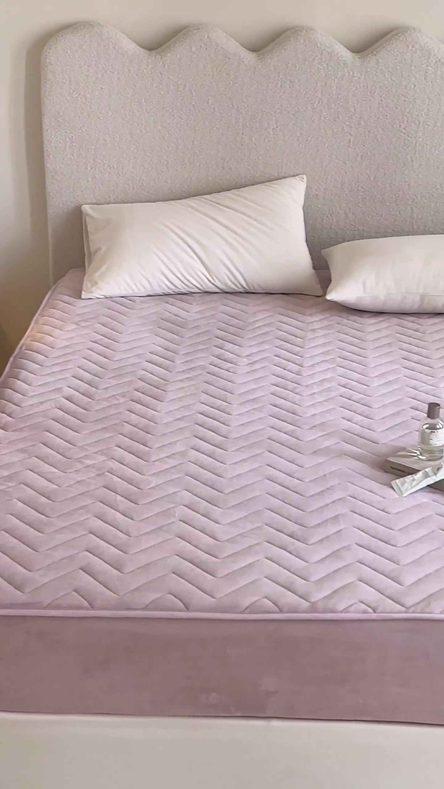 91家纺网 家纺一手货源 找家纺 三味舒屋 2024新款230g牛奶绒夹棉床笠 波浪杏仁粉