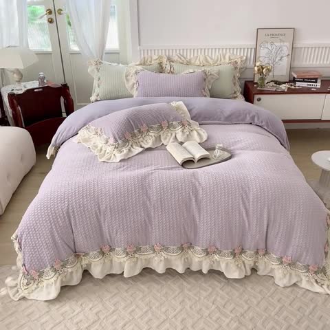 91家纺网 家纺一手货源 找家纺 玛奇朵 高定蕾丝边全消光云芙暖绒四件套-唯 一（场景1） 唯一（紫)