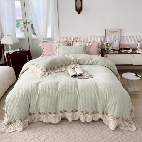 91家纺网 家纺一手货源 找家纺 玛奇朵 高定蕾丝边全消光云芙暖绒四件套-唯 一（场景1） 唯一(绿）