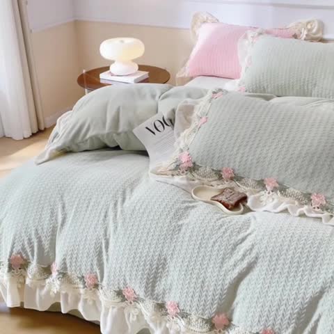 91家纺网 家纺一手货源 找家纺 玛奇朵 高定蕾丝边全消光云芙暖绒四件套-唯 一（场景2） 唯一-绿