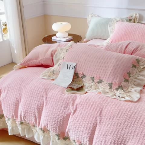 91家纺网 家纺一手货源 找家纺 总玛奇朵 高定蕾丝边全消光云芙暖绒四件套-唯 一（场景2）