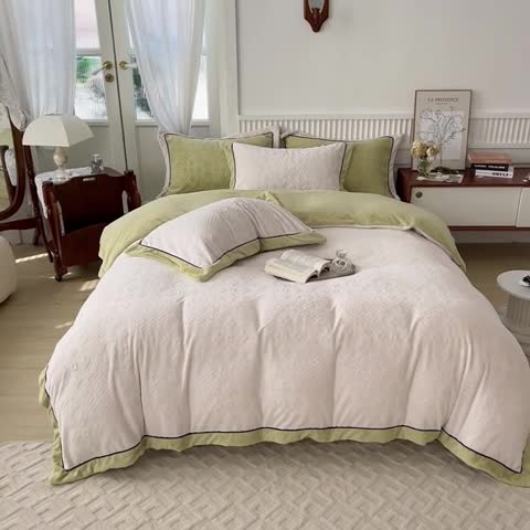 91家纺网 家纺一手货源 找家纺 玛奇朵 全消光云芙雕花绒四件套-西雅图-场景1 西雅图-米白