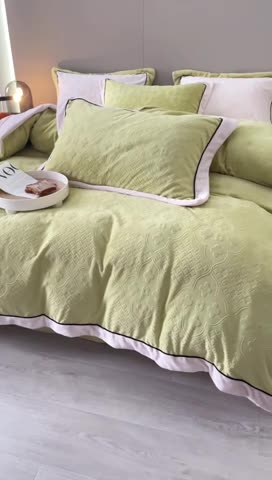 91家纺网 家纺一手货源 找家纺 总玛奇朵 2022新款全消光云芙雕花绒四件套-西雅图-场景2