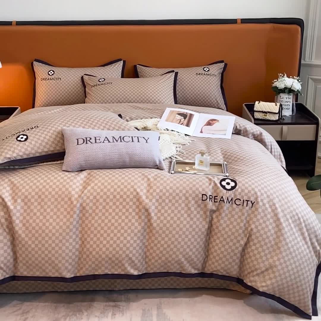 91家纺网 家纺一手货源 找家纺 金麦 新款肌理纹加厚磨毛刺绣棋盘格四件套—赫本系列 咖