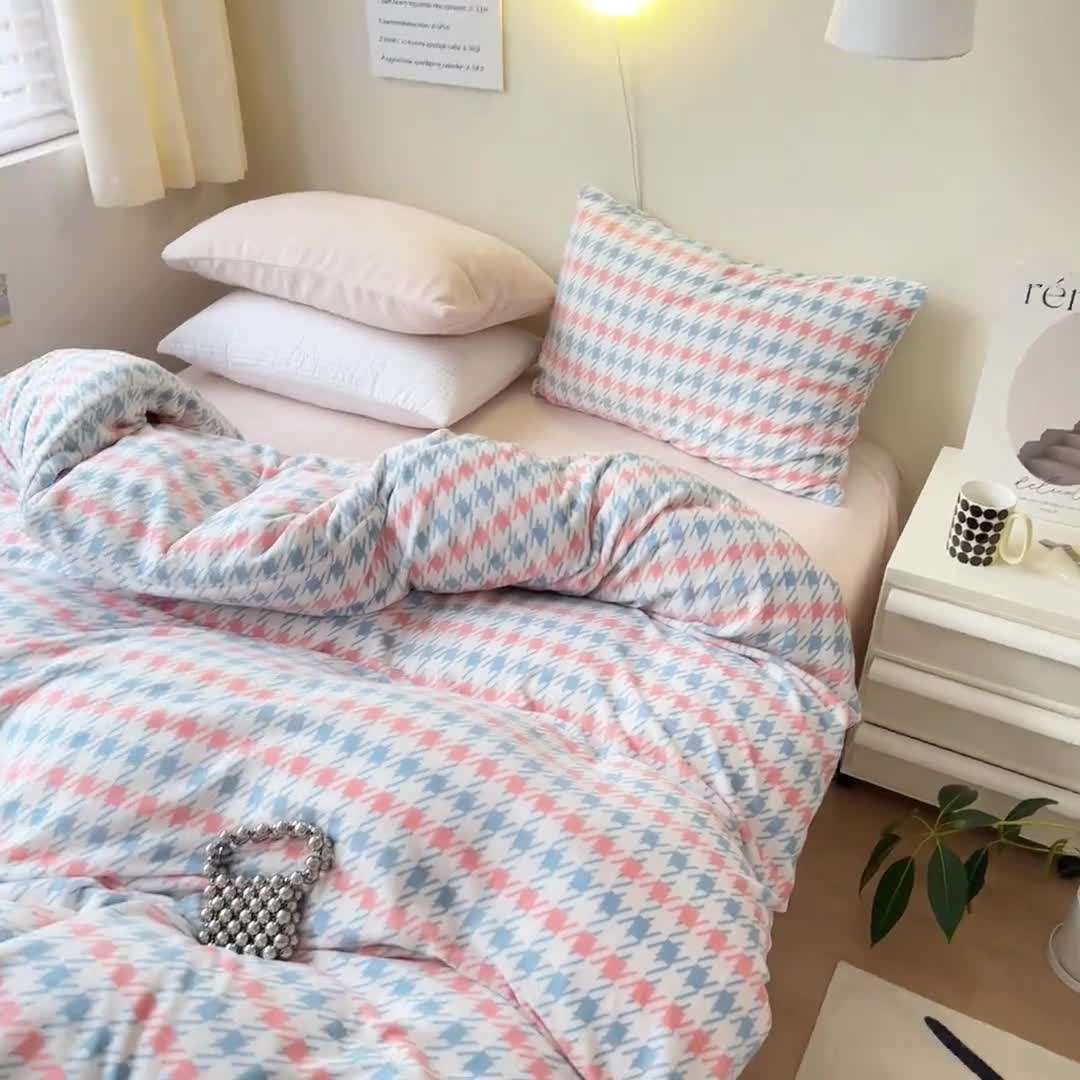 91家纺网 家纺一手货源 找家纺 怡家居2022新款高克重牛奶绒千鸟格纯色混搭四件套 千鸟格粉
