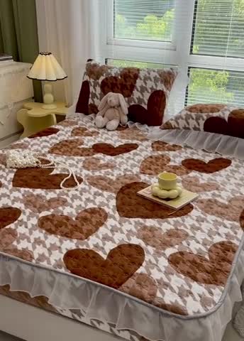 91家纺网 家纺一手货源 找家纺 安哆啦 2022新款绗缝加厚磨毛夹棉花边牛奶绒床笠 爱心千鸟格