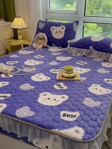 91家纺网 家纺一手货源 找家纺 安哆啦 2022新款绗缝加厚磨毛夹棉花边牛奶绒床笠 饼干小熊仔